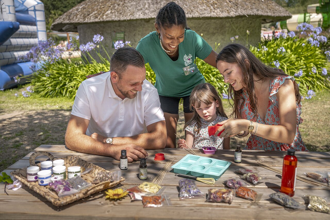 Creative activity, family, animator, bouncy castle, CLICOCHIC Poullan-sur-Mer campsite.