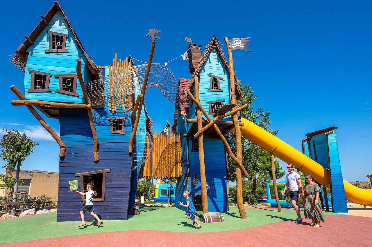 Large pirate playground with yellow slide for children at CAPFUN Barbacane campsite in NARBONNE (11).