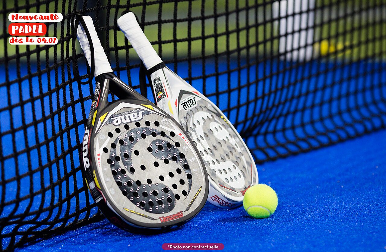 Padel rackets and ball on blue court, new at CAPFUN Barbacane in NARBONNE (11).