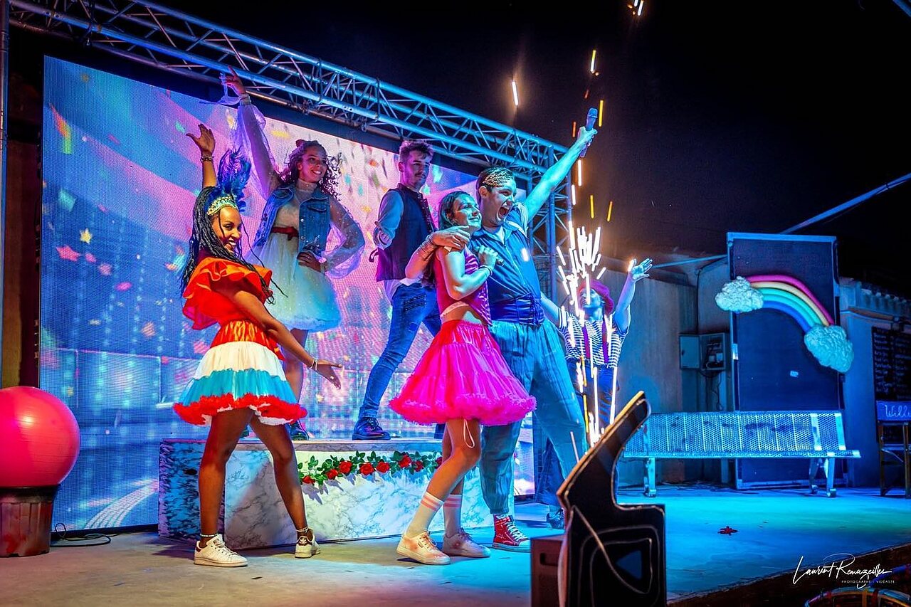 Lively animation show with performers and pyrotechnics at CAPFUN Barbacane campsite in NARBONNE (11).