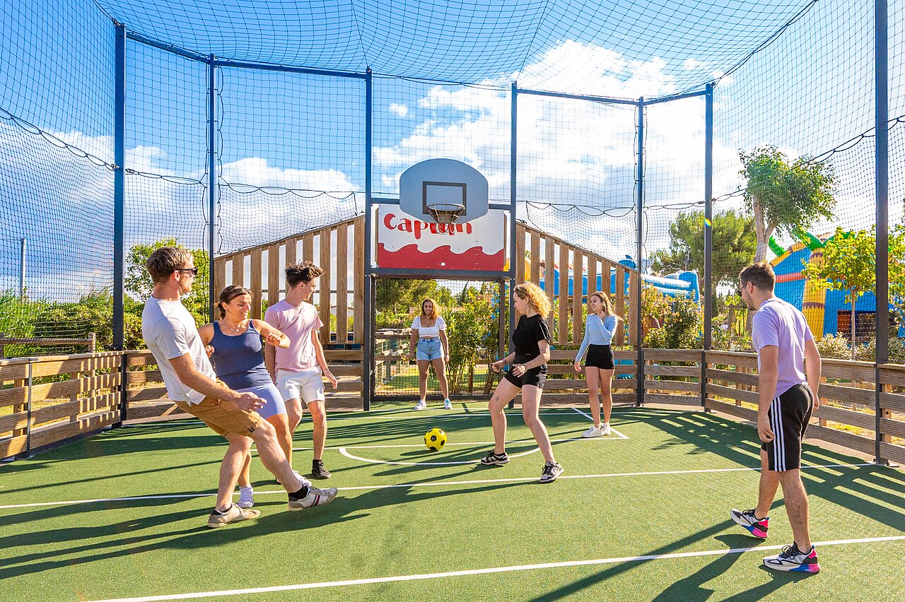 Young people playing football on Capfun multi-sport court in NARBONNE (11).