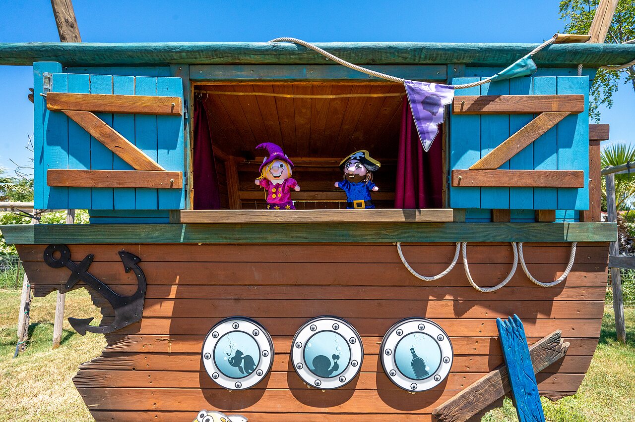 Children's puppet show entertainment at CAPFUN Barbacane campsite in NARBONNE (11).