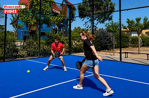Blue padel court with two players at CAPFUN Barbacane campsite in NARBONNE (11).