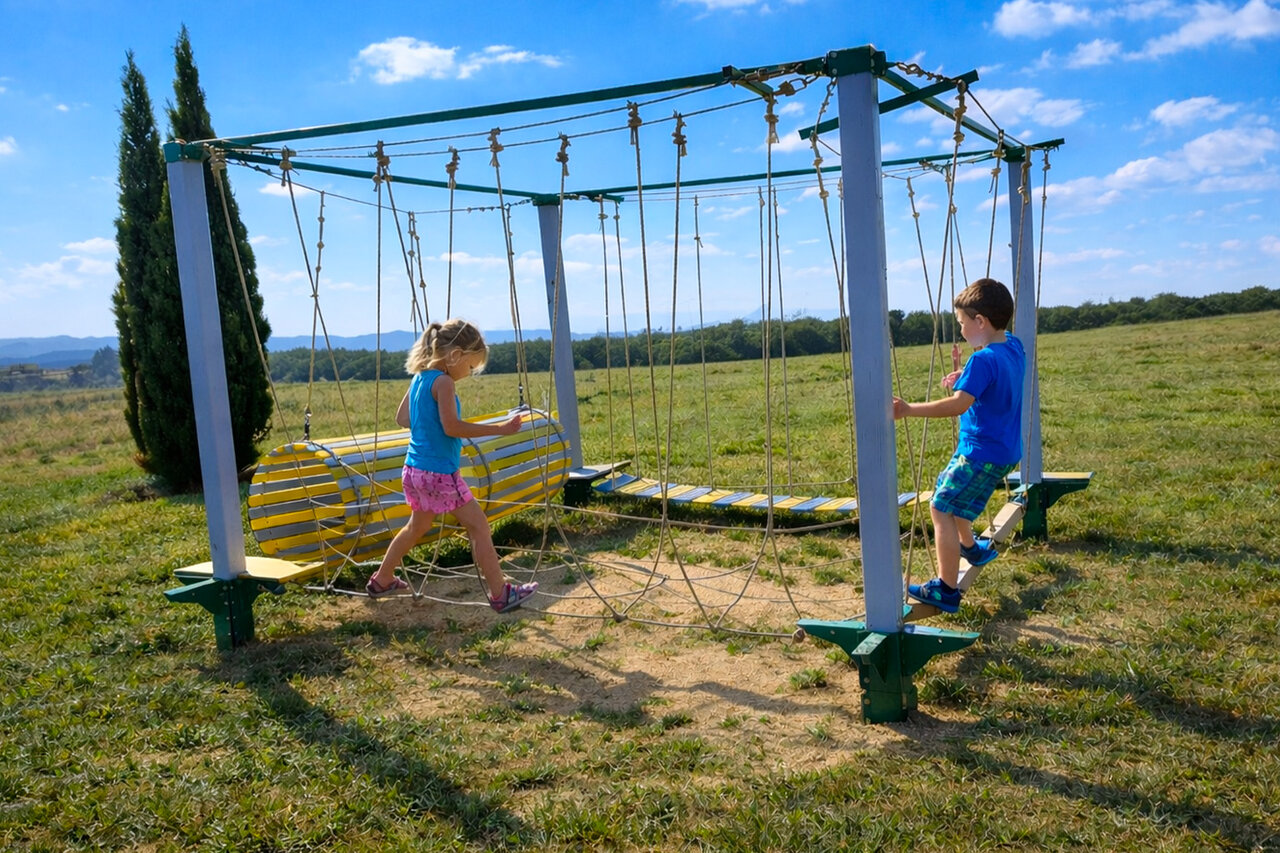Children's adventure course with rope bridge at CLICOCHIC Bastets campsite in Marsanne (26).