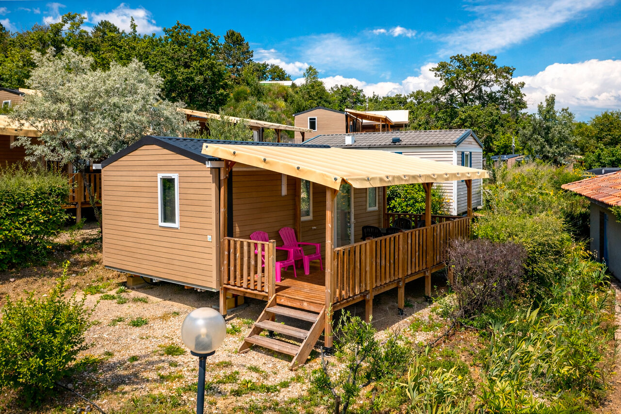 Mobile home, covered terrace, pink chairs, at CLICOCHIC Bastets campsite, Marsanne (26).