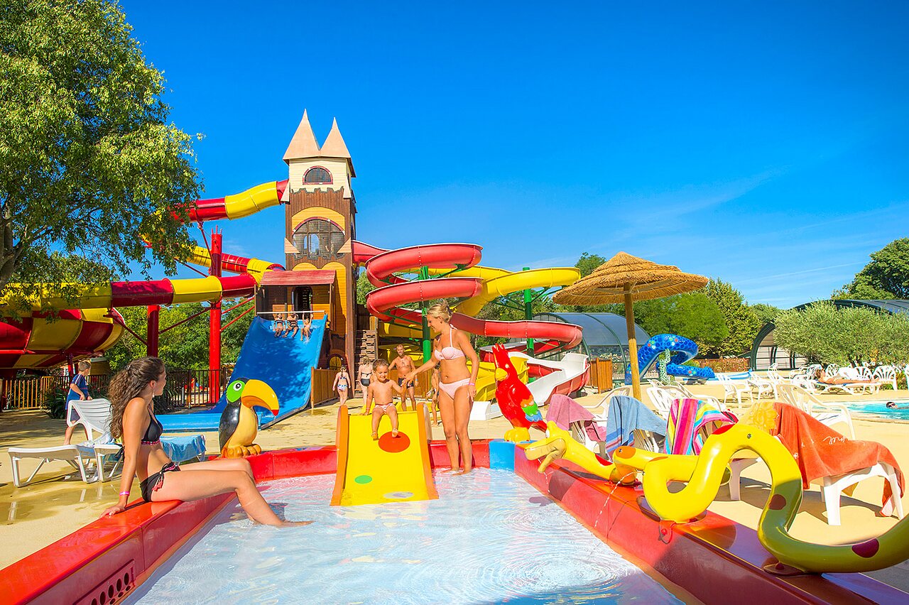 Giant water slides, paddling pool, and water games at CAPFUN Bastide campsite in N�mes (30).