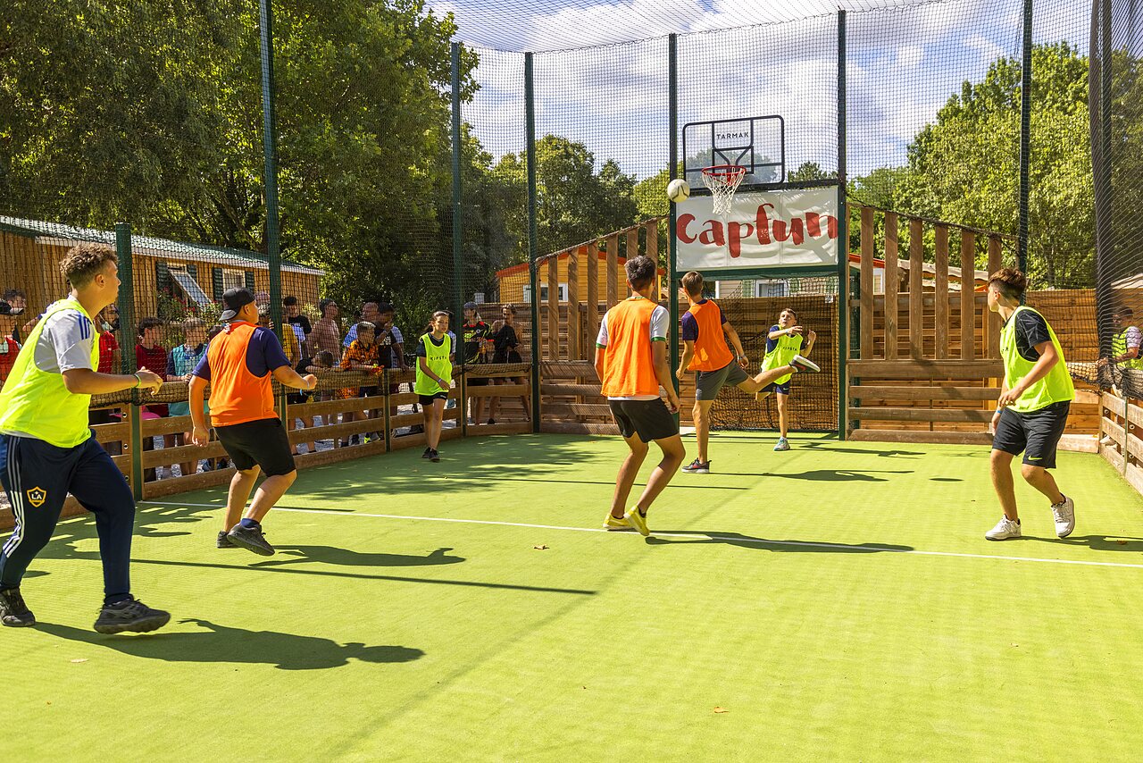 Multi-sport court with young people playing basketball, at CAPFUN Bastide campsite in N�mes (30).