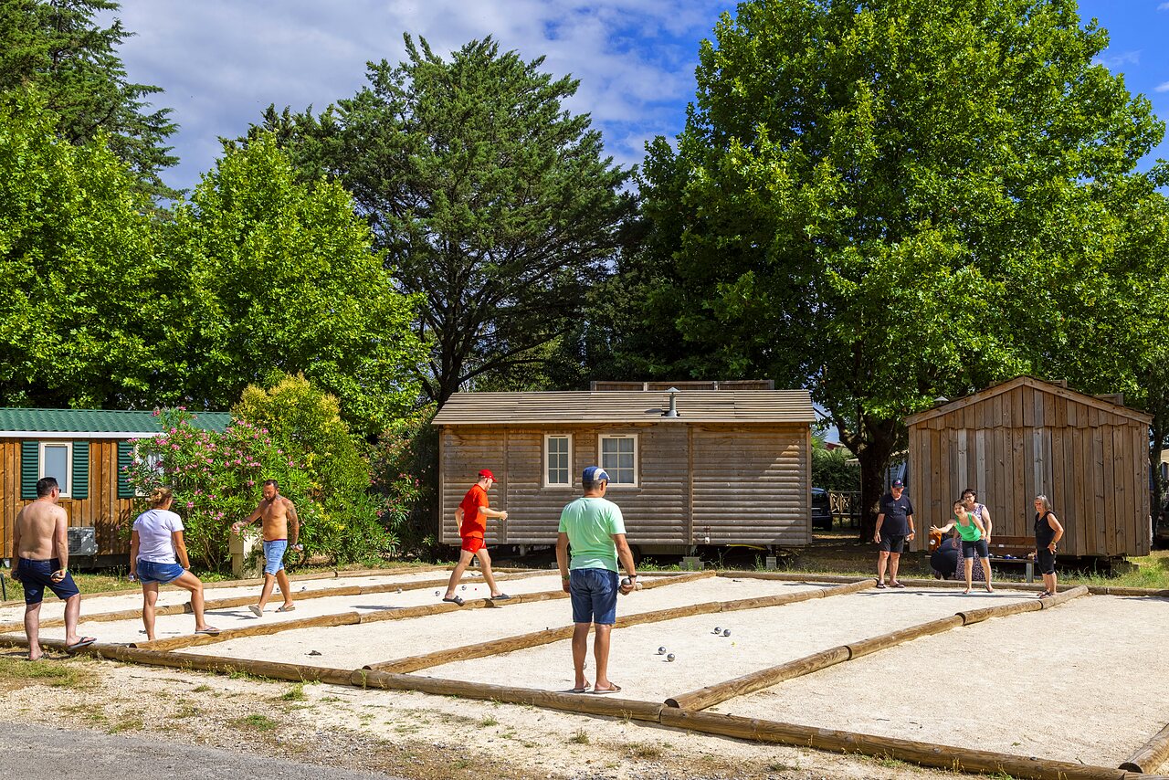 Lively p�tanque court with several players at CAPFUN Bastide campsite in N�mes (30).