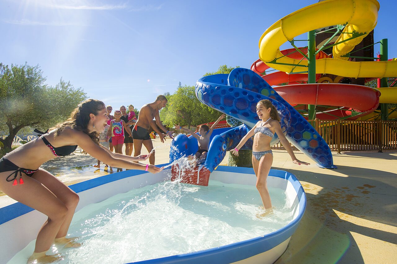 Water slides, water games and paddling pool at CAPFUN Bastide campsite N�mes (30).