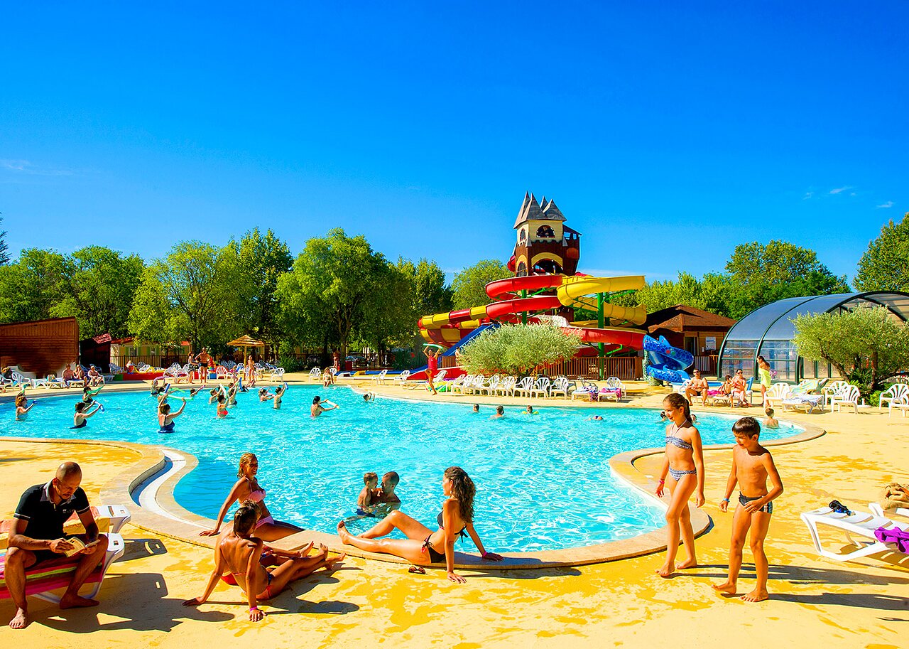 Large outdoor swimming pool with water slides and activities at CAPFUN Bastide campsite in N�mes (30).