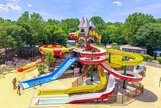 Water slides and swimming pool with castle at CAPFUN Bastide campsite in N�mes (30).