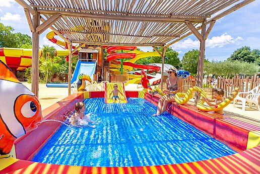 Aquatic playground with slides and children's pool at CAPFUN Bastide campsite in N�mes (30).