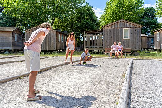 Family playing p�tanque on the court at CAPFUN Bastide campsite in N�mes (30).