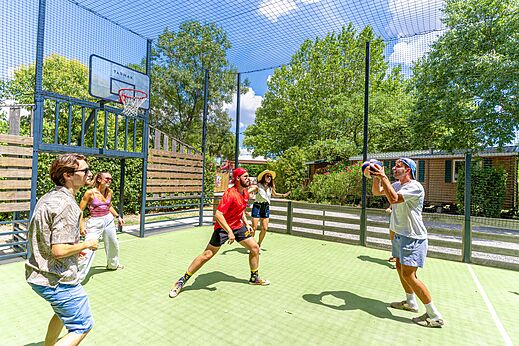 Multisport basketball court with young people, CAPFUN Bastide campsite N�mes (30).