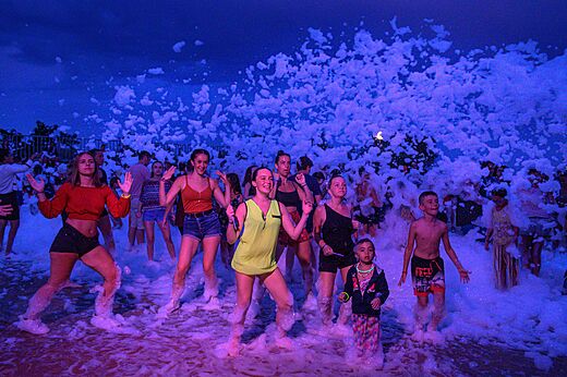Lively foam party with holidaymakers at CAPFUN Bastide campsite in N�mes (30).