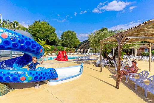Snake water slide and outdoor swimming pool at CAPFUN Bastide campsite in N�mes (30).