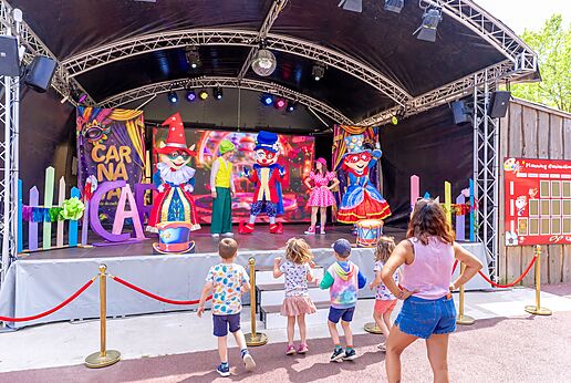 Entertainment show with mascots and children at CAPFUN Bastide campsite in N�mes (30).