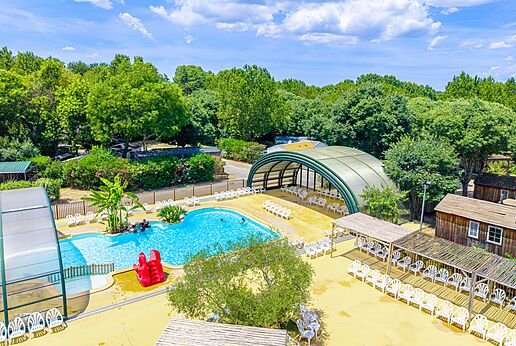 Pools, slide and chairs at CAPFUN Bastide campsite in N�mes (30).