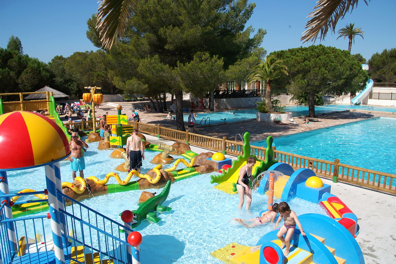 Water park with water games, slides, and pools at CAPFUN La Baume - La Palmeraie campsite in Fr�jus (83).