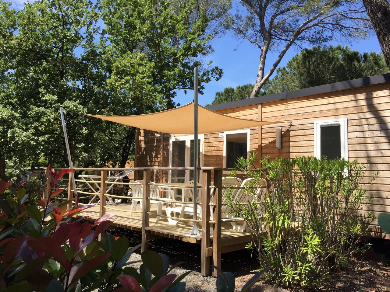 Mobile home with terrace at CAPFUN La Baume - La Palmeraie campsite in Fr�jus (83).