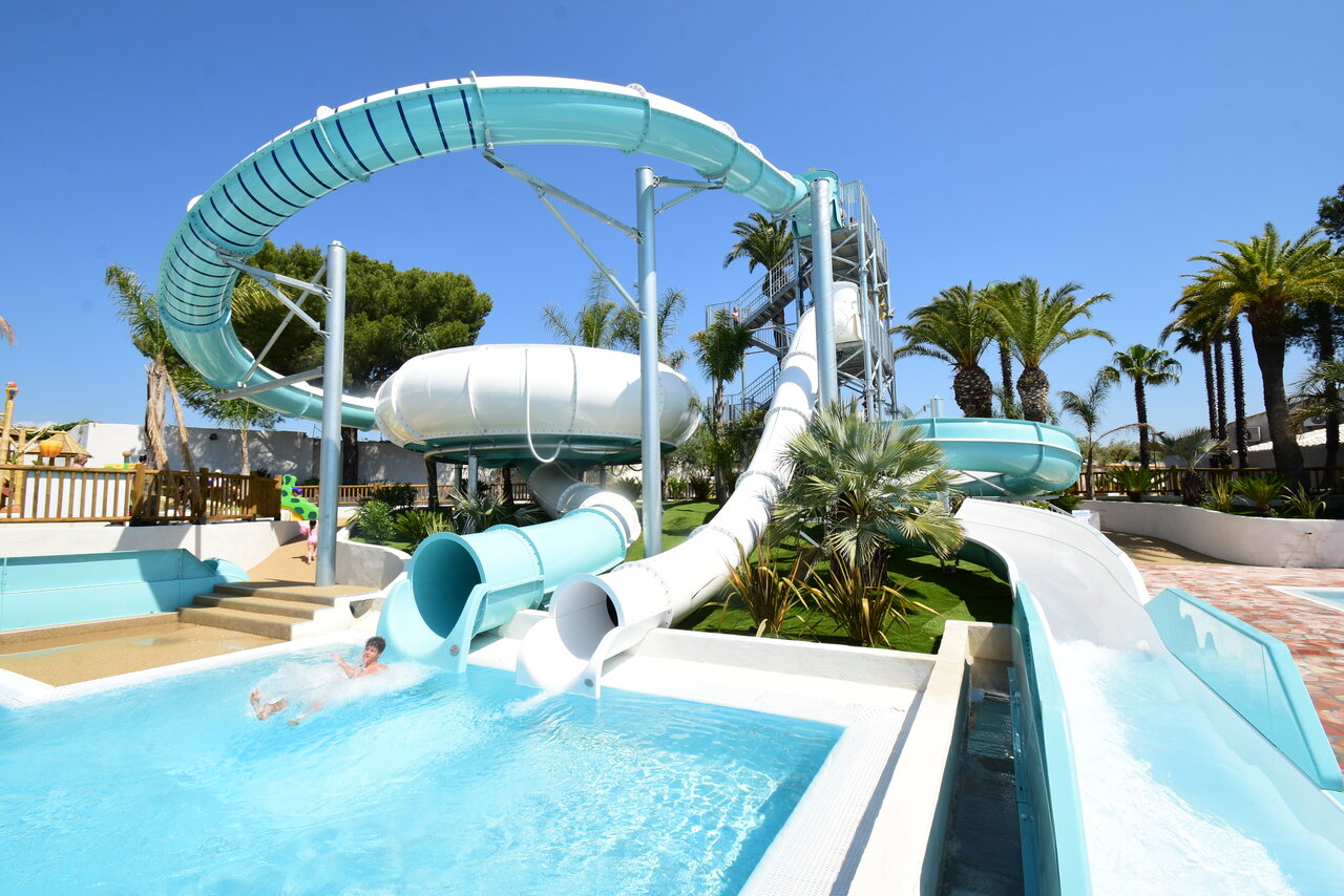 Giant water slides and outdoor pool at CAPFUN La Baume - La Palmeraie campsite in Fr�jus (83).