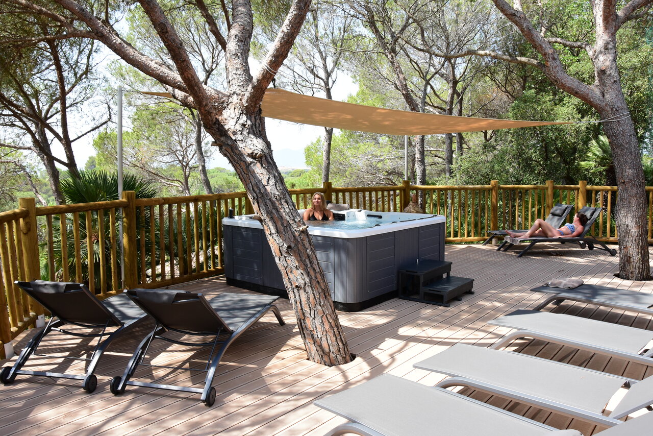 Outdoor jacuzzi on wooden deck at CAPFUN La Baume - La Palmeraie campsite in Fr�jus (83).