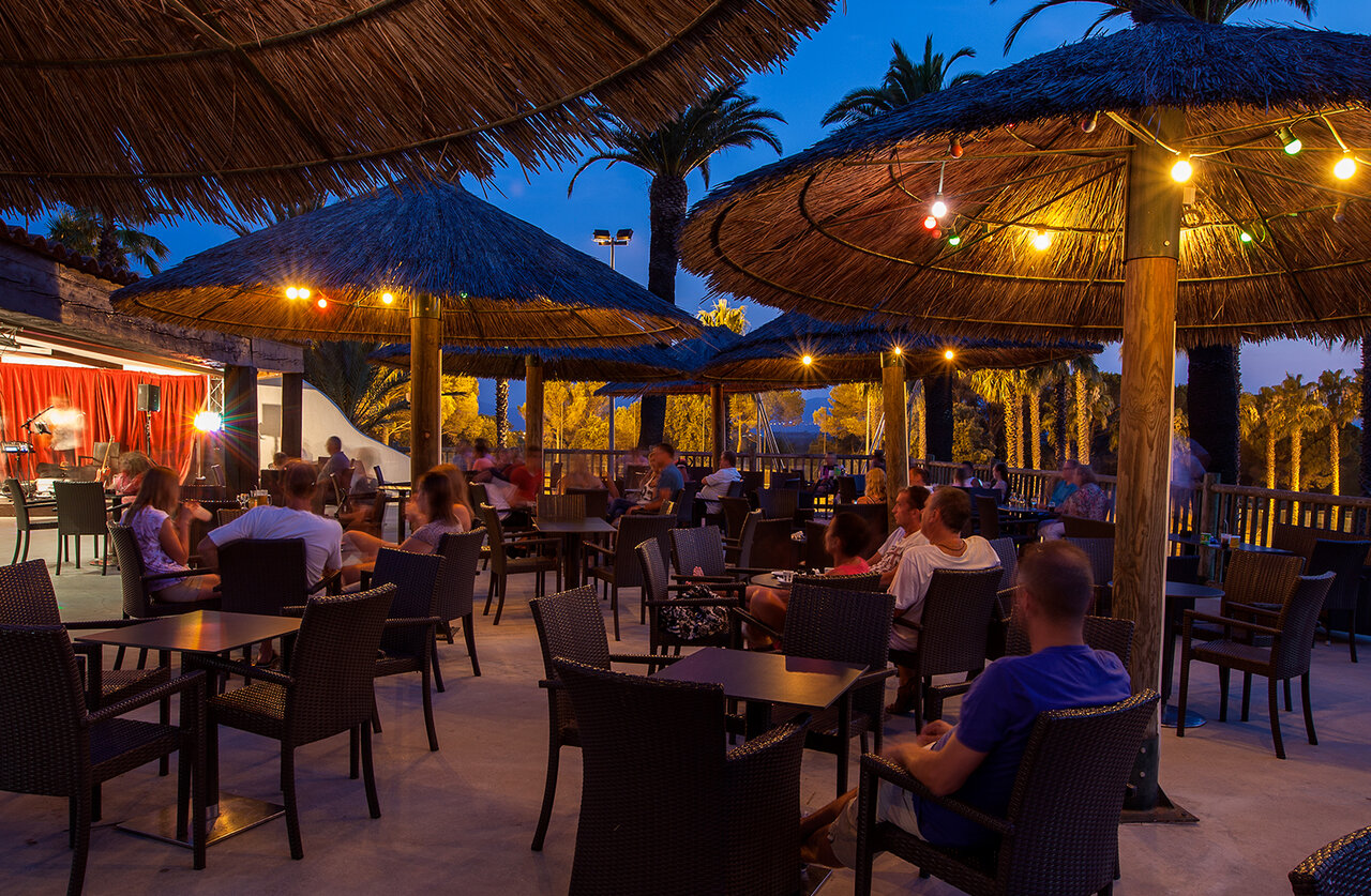 Lively evening, live concert, bar terrace at CAPFUN La Baume - La Palmeraie campsite in Fr�jus (83).
