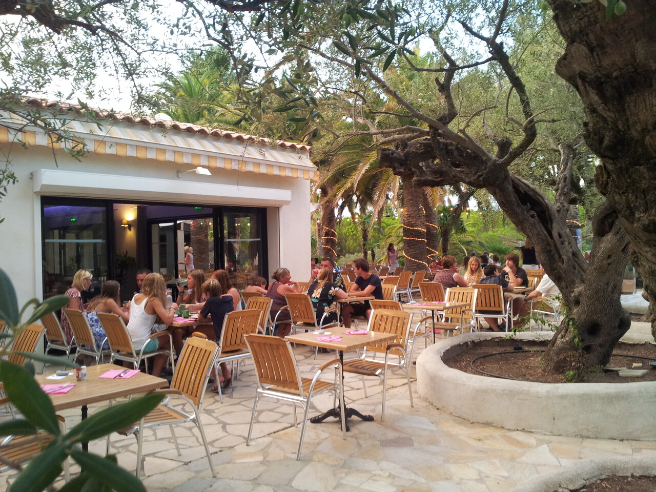 Outdoor restaurant terrace at CAPFUN La Baume - La Palmeraie campsite in Fr�jus (83).