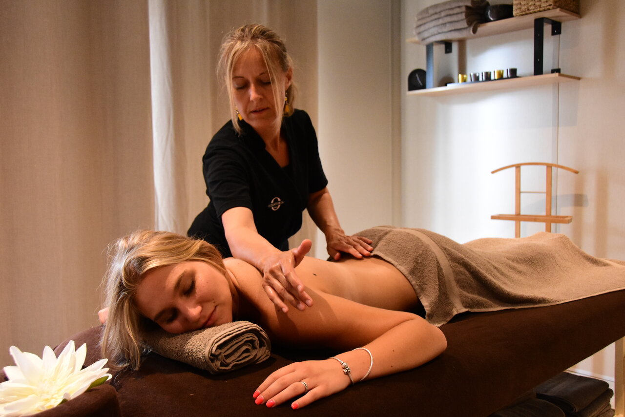 Relaxing massage at the spa of CAPFUN La Baume - La Palmeraie campsite, Fr�jus (83).