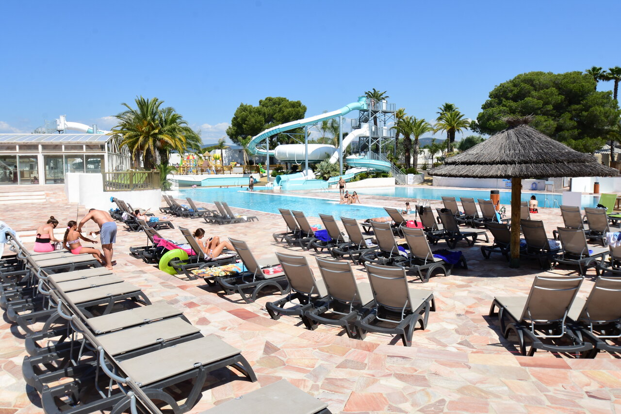 Outdoor swimming pool with water slides and sun loungers at CAPFUN La Baume, Fr�jus (83).
