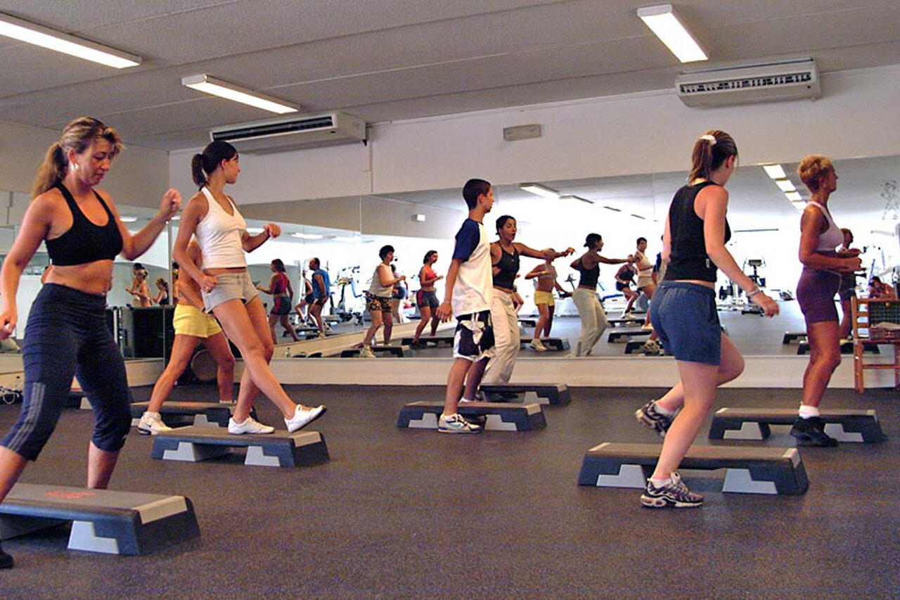 Step aerobics class in the sports hall at CAPFUN La Baume - La Palmeraie campsite in Fr�jus (83).