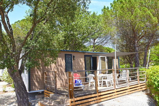 Mobile home with shaded terrace at CAPFUN La Baume - La Palmeraie Fr�jus.