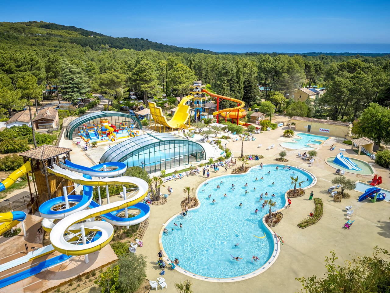 Water park with giant slides and pools at CAPFUN Beauregard campsite in MORNAS (84).