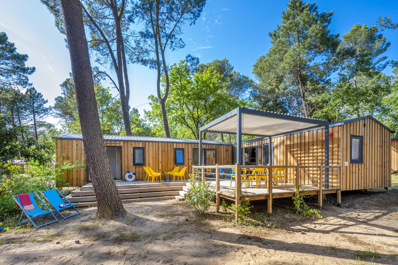 Modern mobile homes with terrace and pergola at CAPFUN Beauregard campsite in MORNAS (84).