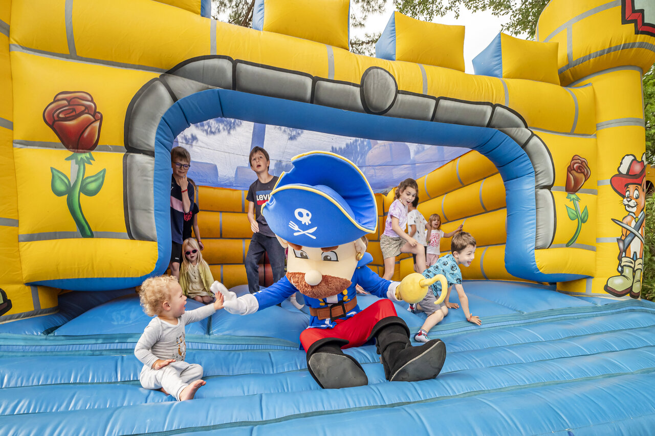 Inflatable pirate structure, children and mascot CAPFUN Beauregard in MORNAS (84).