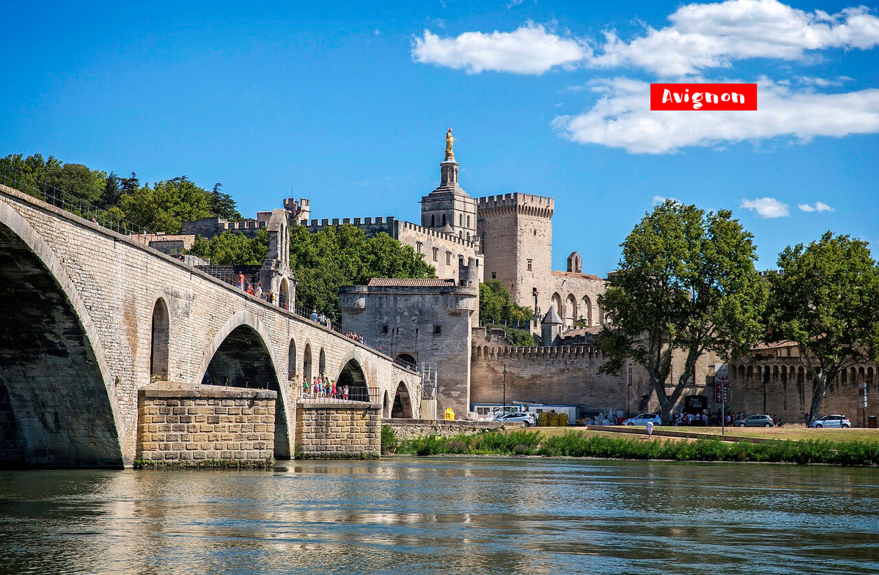 Pont d'Avignon and Popes' Palace, historic monuments to visit in Provence.