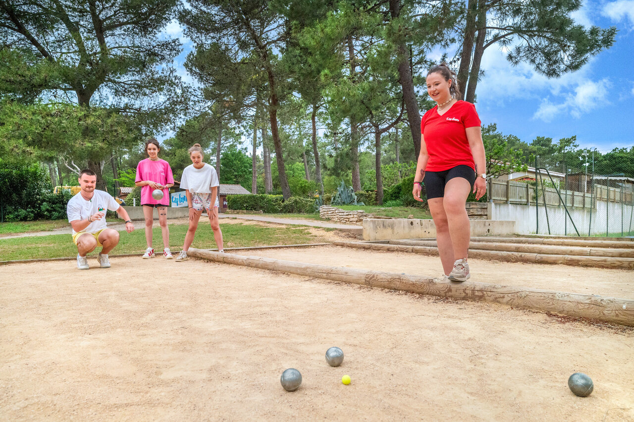 P�tanque players on the court at CAPFUN Beauregard campsite in MORNAS (84).