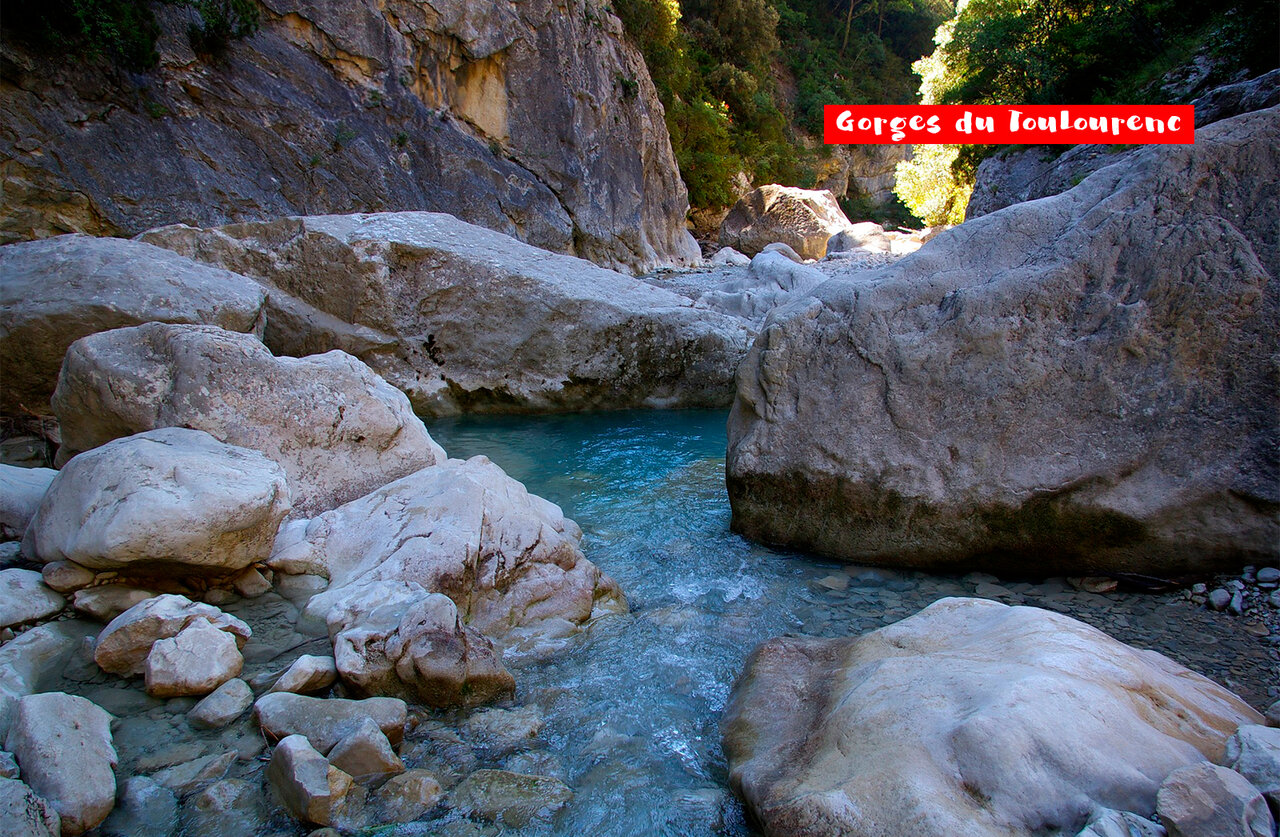 Gorges du Toulourenc, river and rocks, natural site to visit near Mornas.
