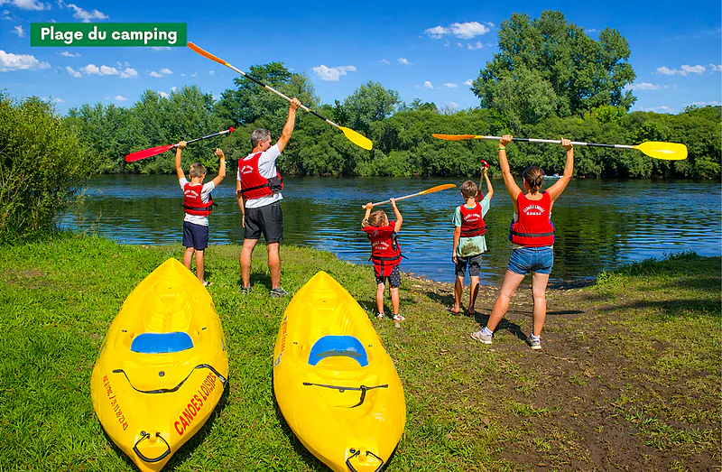 Family canoeing-kayaking at campsite CLICOCHIC Beau Rivage in LA ROQUE-GAGEAC (24).