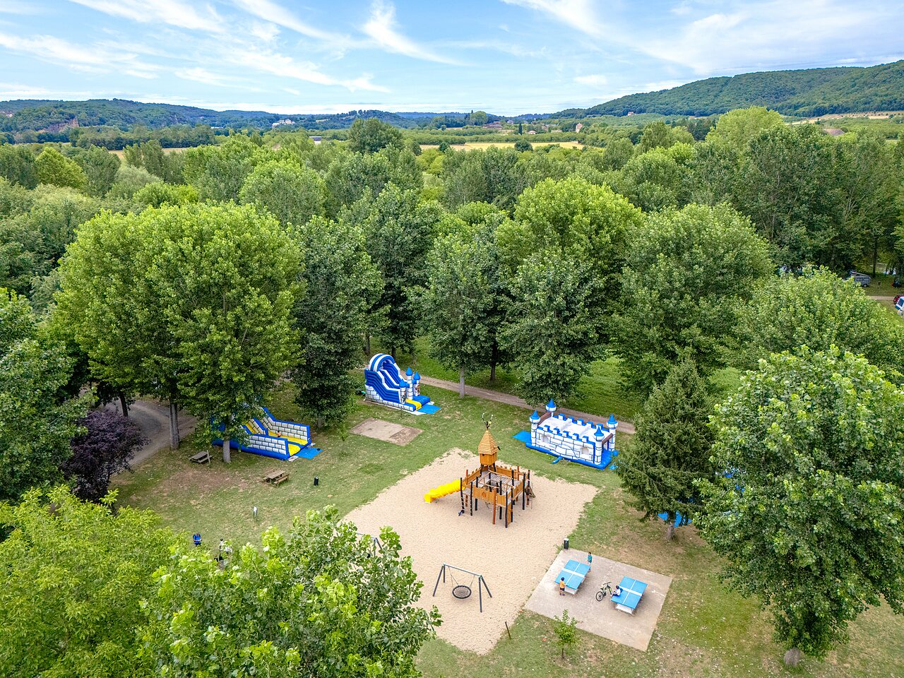 Playground with inflatables, slide and swings at CLICOCHIC Beau Rivage campsite in LA ROQUE-GAGEAC (24).