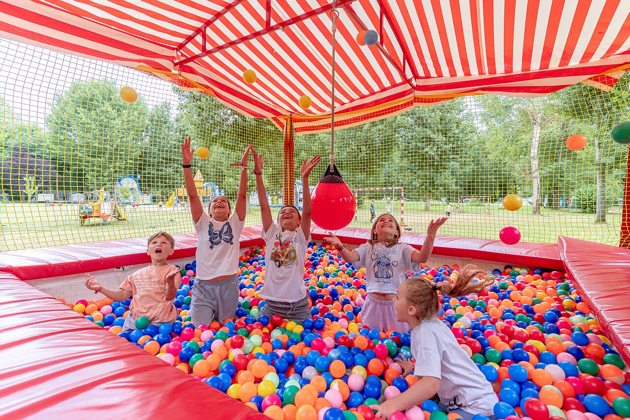 Colorful ball pit, children's laughter at camping CLICOCHIC Beau Rivage (24).