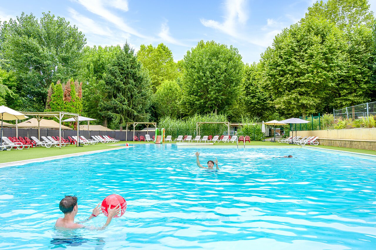 Large outdoor swimming pool with slide and sun loungers at CLICOCHIC Beau Rivage campsite in LA ROQUE-GAGEAC (24).