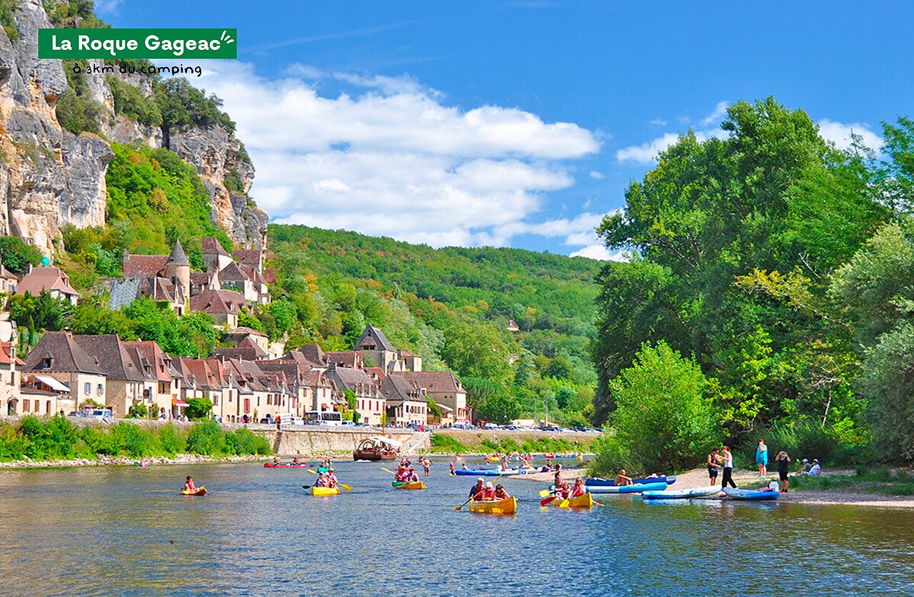 La Roque-Gageac village and canoes on the Dordogne river, Black P�rigord.