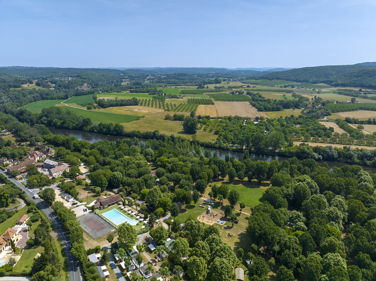 Aerial view of the campsite, pool, tennis, Mobile-homes. CLICOCHIC Beau Rivage, LA ROQUE-GAGEAC.