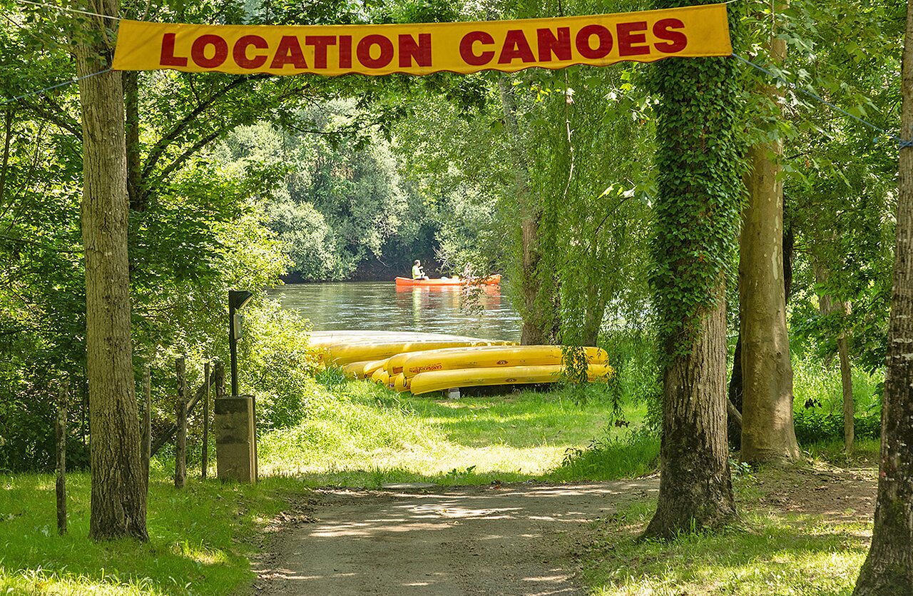 Canoe rental river at camping CLICOCHIC Beau Rivage in LA ROQUE-GAGEAC (24).