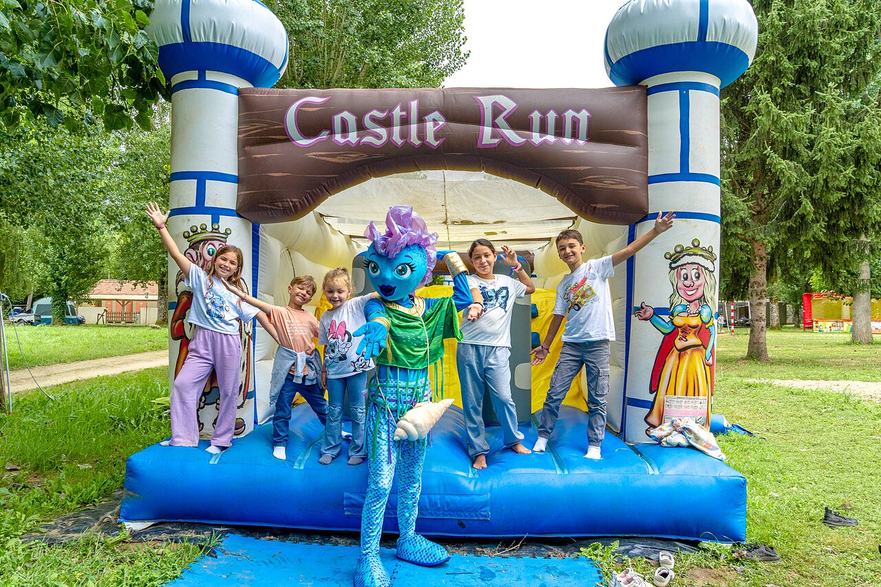 Inflatable castle children at camping CLICOCHIC Beau Rivage in LA ROQUE-GAGEAC (24).