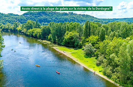 Pebble beach and canoes on the Dordogne at CLICOCHIC Beau Rivage campsite in LA ROQUE-GAGEAC (24).