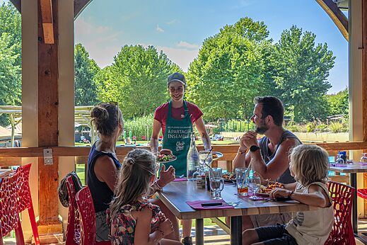 Family meal at the campsite restaurant at CLICOCHIC Beau Rivage in LA ROQUE-GAGEAC (24).