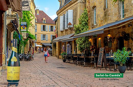 Lively medieval street in Sarlat-la-Can�da, historic town in the P�rigord Noir.