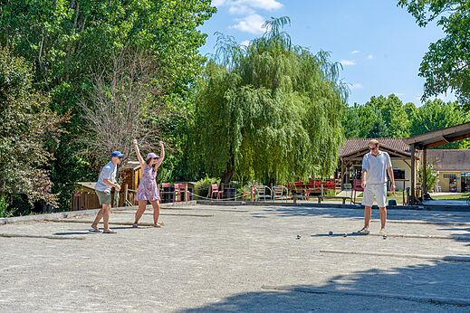 Petanque players on the boules court at campsite CLICOCHIC Beau Rivage in LA ROQUE-GAGEAC (24).